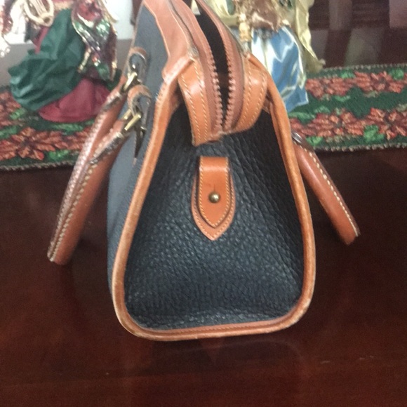 Dooney & Bourke, Good ole vintage battle worn Tote Solid,Everything thing works - Picture 6 of 14